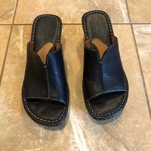 Ladies Born Black Leather Mule Open Toe Sandals, sz 8/39, M/W W3195 C7